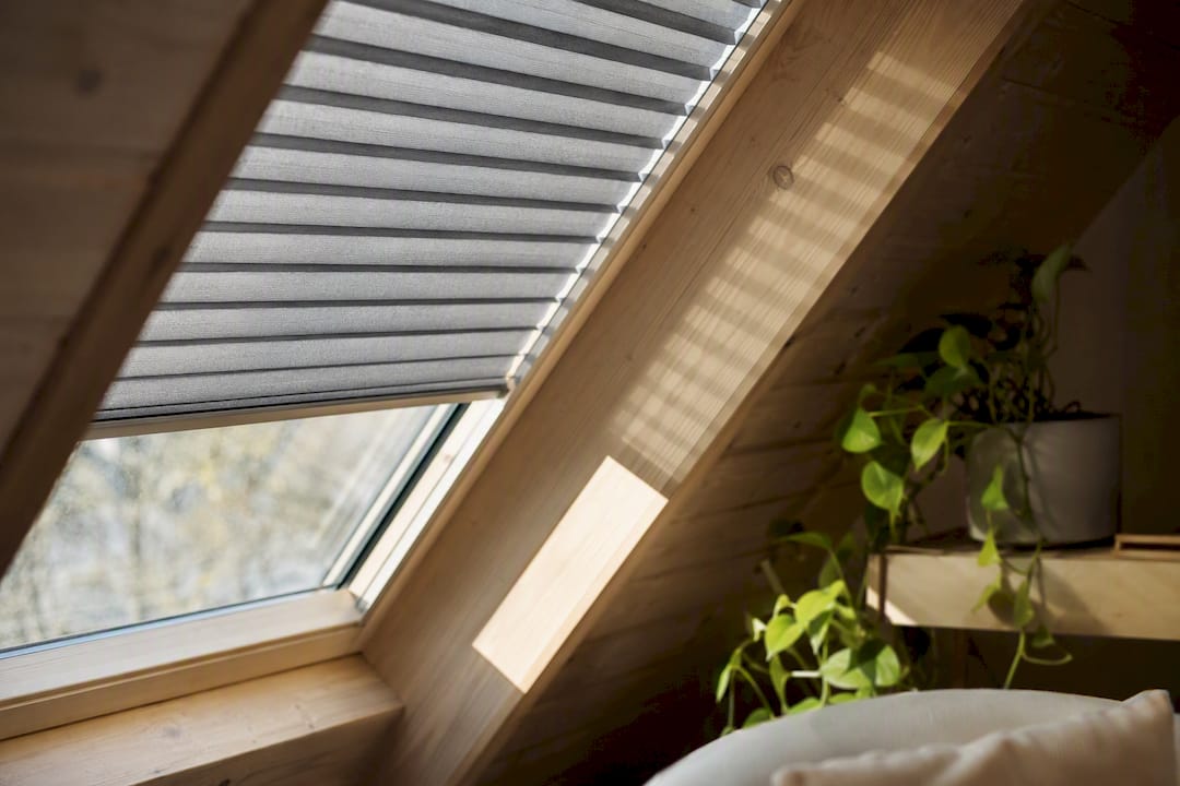 Dachfenster mit innenliegendem Wabenplissee zur Beschattung