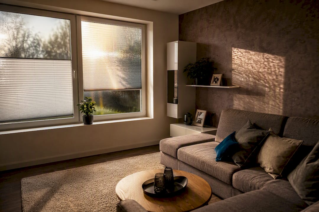 Tageslichtfenster mit reflektierender Sichtschutzfolie