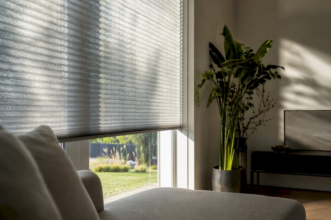 Innenfenster mit lichtdurchlässiger Wabenplissee