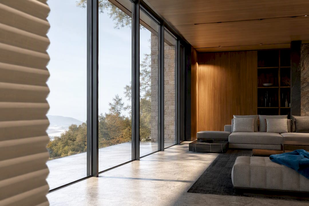Bodentiefe Fenster mit sanftem Tageslicht