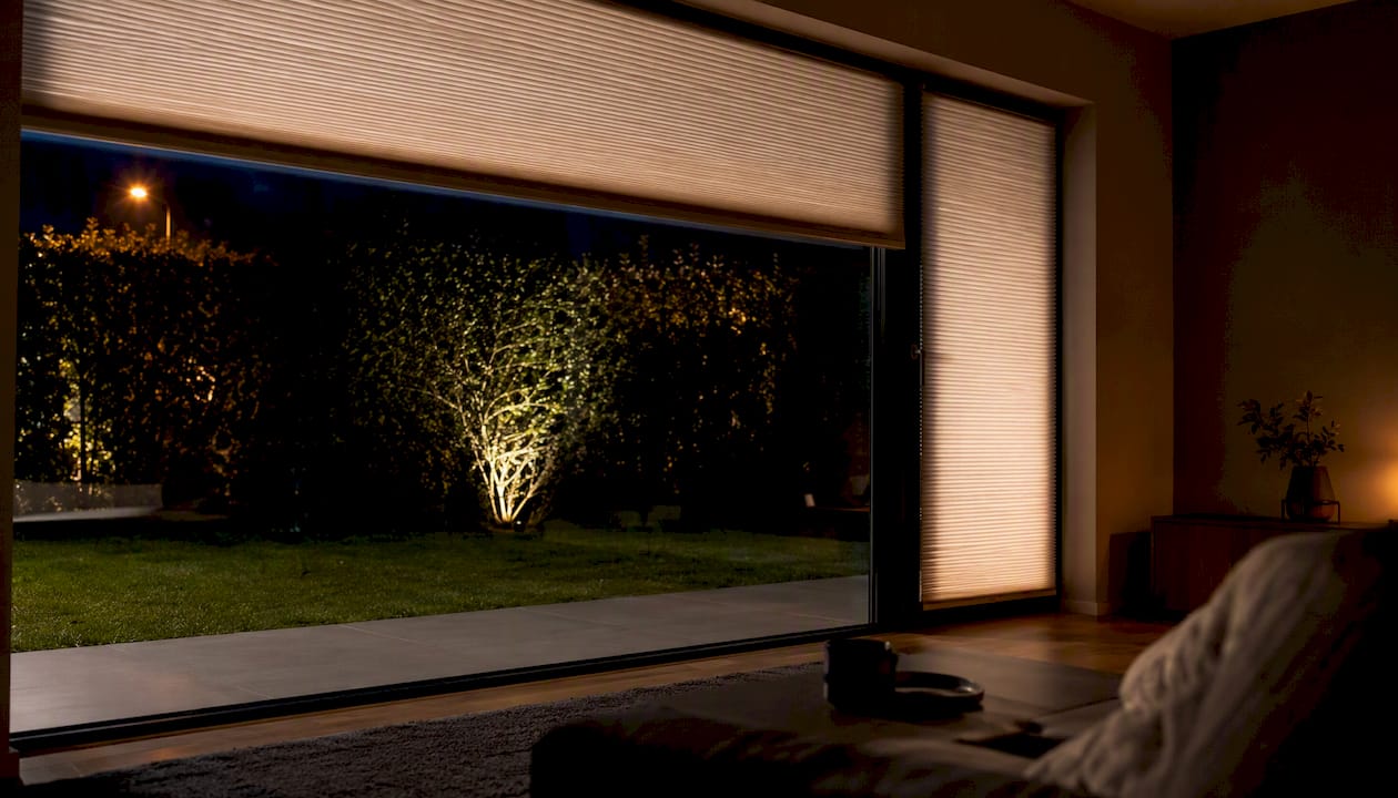 Fenster bei Nacht mit Spiegeleffekt durch spezielle Folie