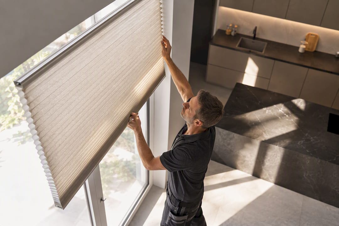 Wabenplissee am Fenster von Hand montiert