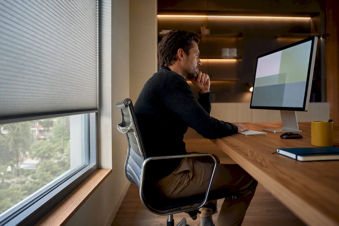 Homeoffice mit sanftem, gefiltertem Tageslicht und Blendschutz