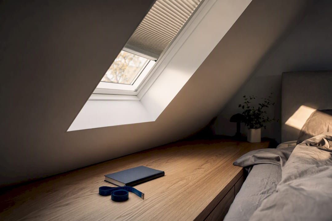 Dachfenster mit teilweise sichtbarem Wabenplissee