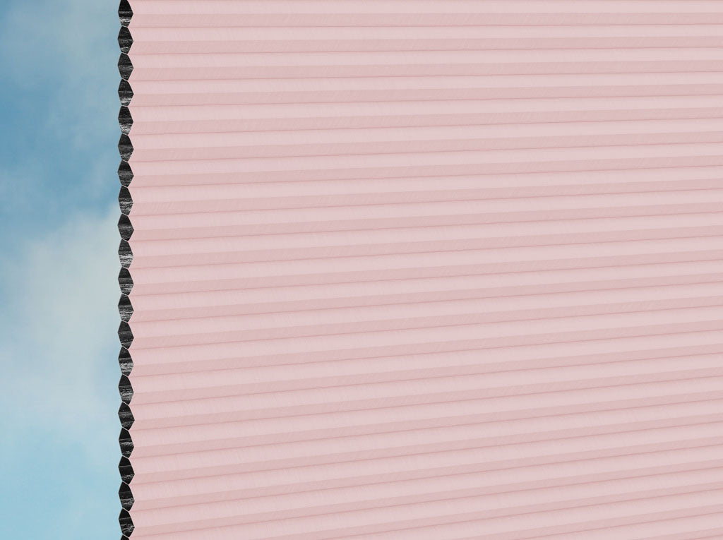 Nahaufnahme einer DUETTE® Fixé Elan Dark (4.3795) Rosa von Duetteshop, die ihre hellrosa Wabenstruktur von der Seite vor einem zartblauen und weißen Hintergrund zeigt.